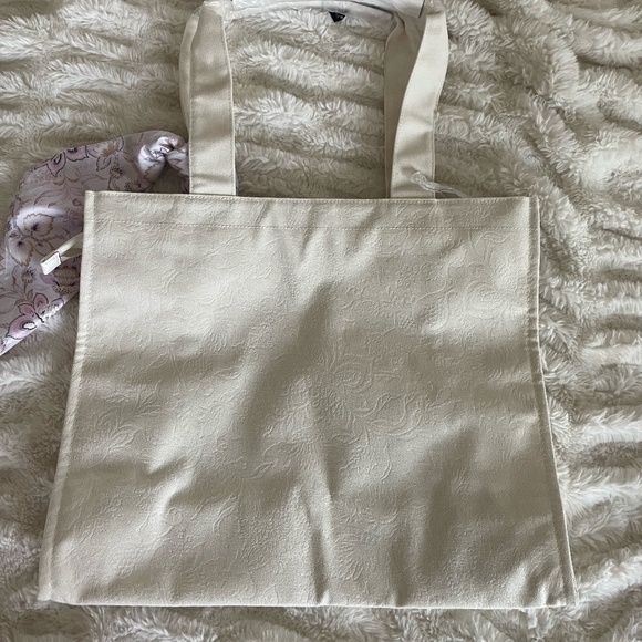 VICTORIA'S SECRET OFF WHITE BAG W/ PURPLE FLORAL SCARF NEW WITH TAGS "FLAW" - Picture 8 of 16